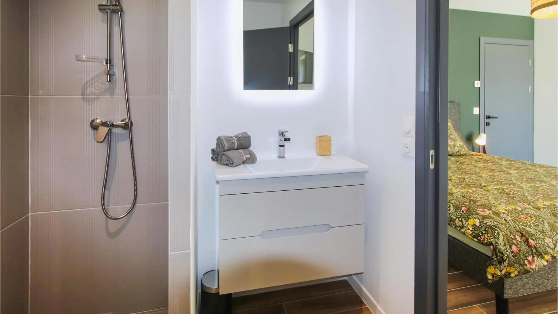 Awesome Home In Cleon Dandran With Kitchenette 0*, Cleon-d'Andran
