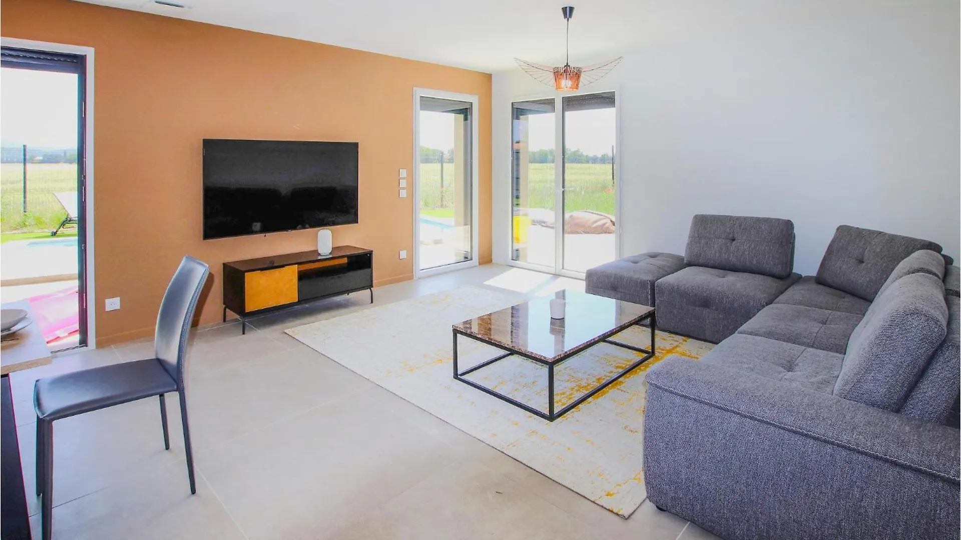 Awesome Home In Cleon Dandran With Kitchenette צרפת