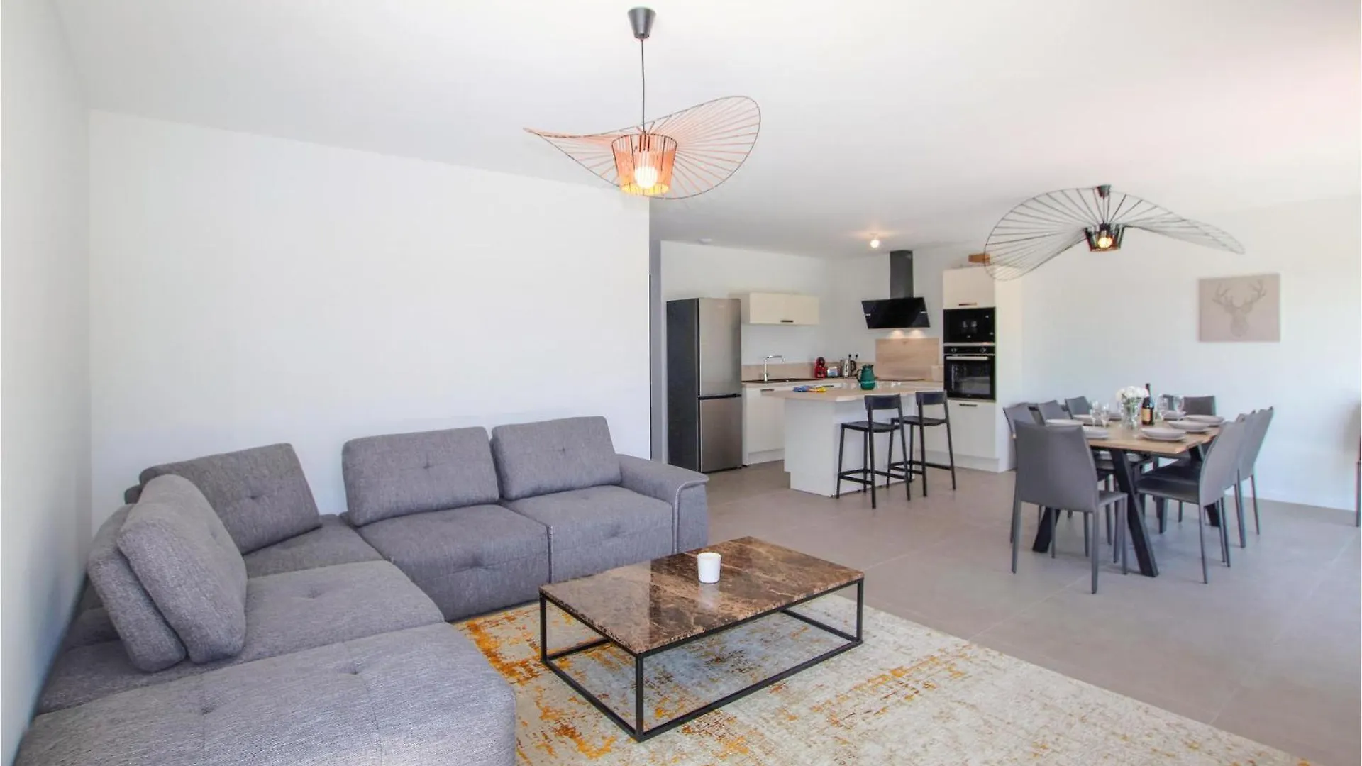 Awesome Home In Cleon Dandran With Kitchenette 0*, Cleon-d'Andran צרפת