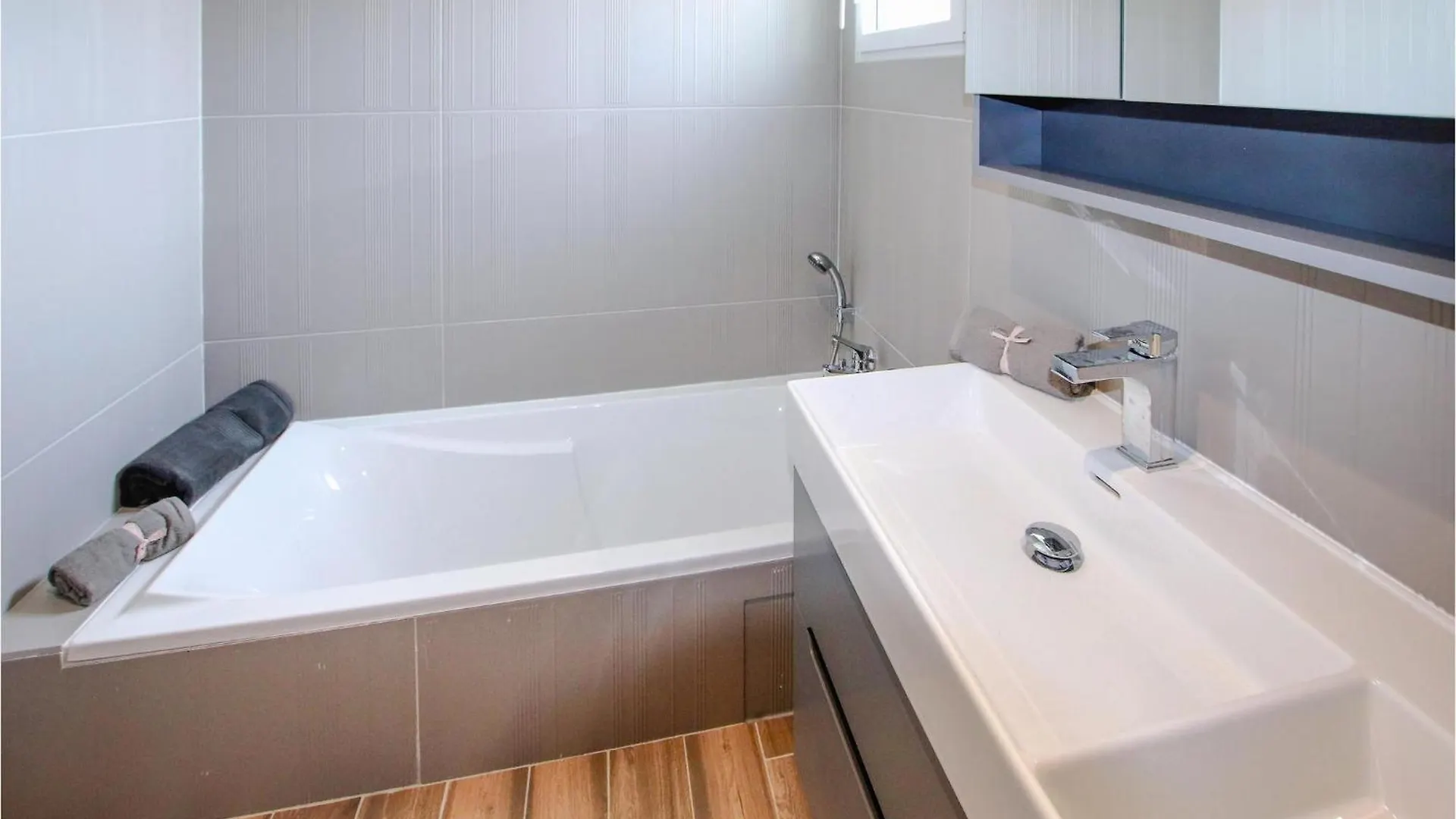 Awesome Home In Cleon Dandran With Kitchenette