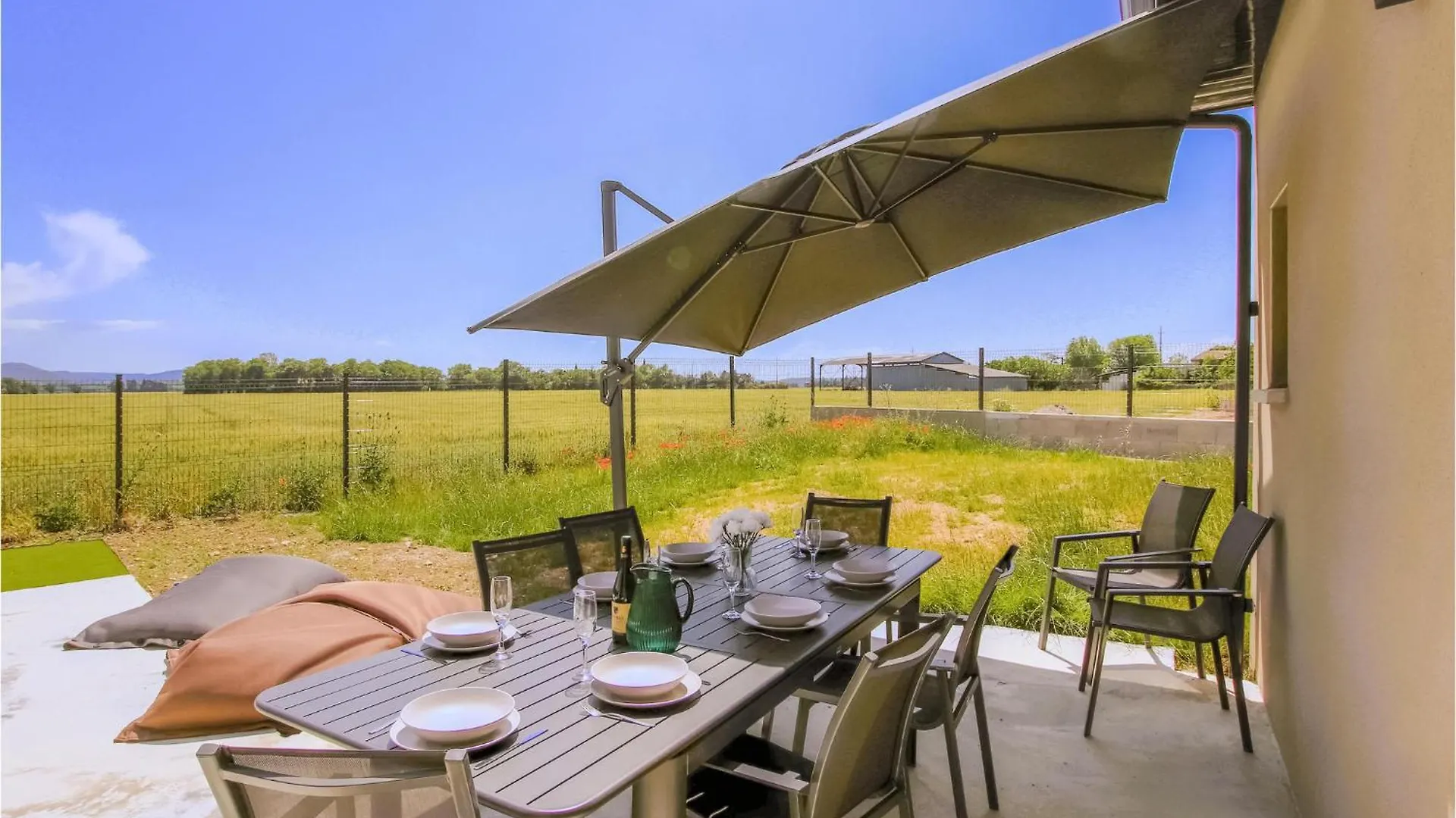 Awesome Home In Cleon Dandran With Kitchenette